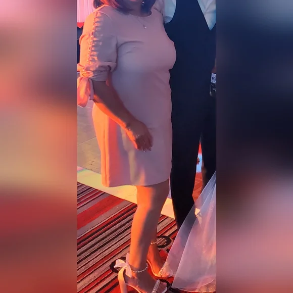 Pink dress with pearls on sleeves💟 - Picture 6 of 6